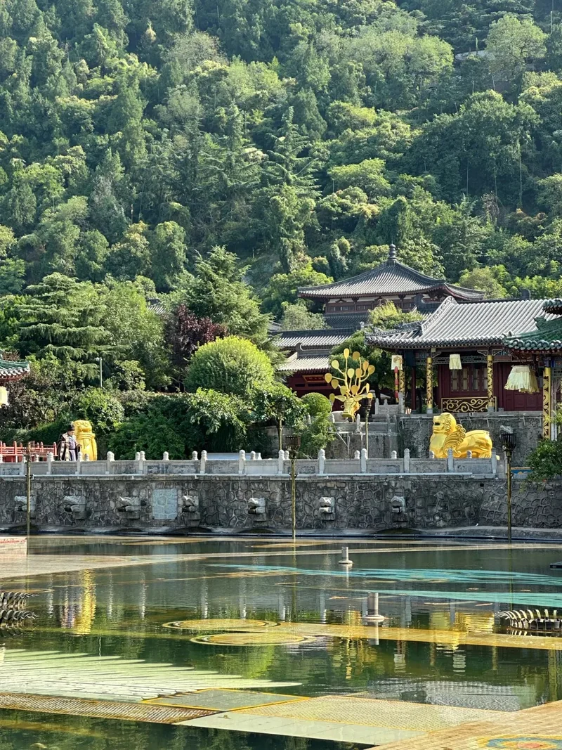 Halls and a pool in the grounds of Huaqing Palace
